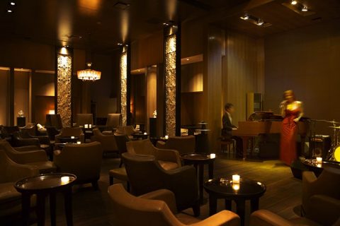 Bar and Jazz Lounge Maduro interior with singer eyecatch