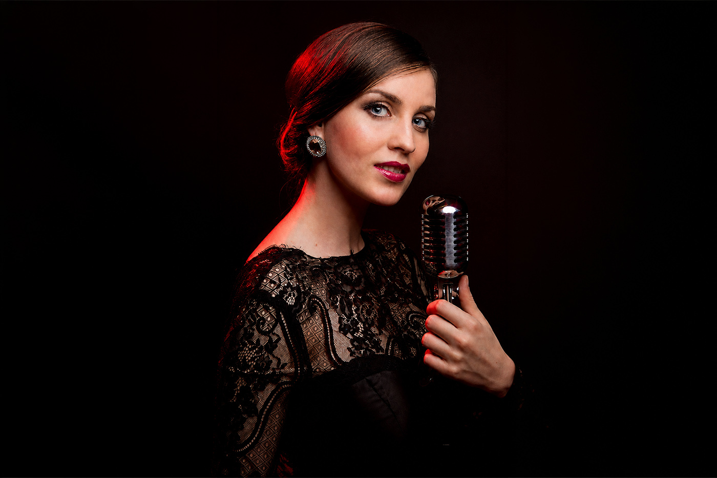 Maduro Live Jazz Music: Experience Oana’s Captivating Performances