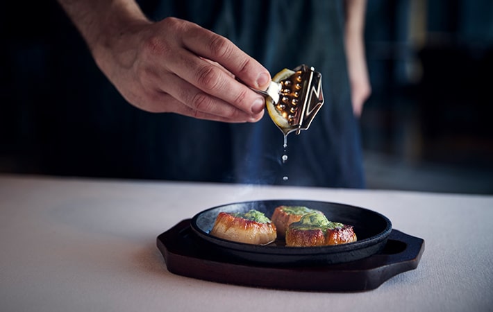 The-Oak-Door-Gallery 02-Chef-Scallops-min