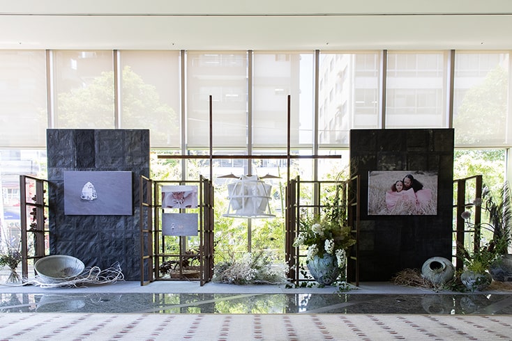 グランドハイアット東京 ロビーエリア Hyatt Loves Local アートギャラリー「Ribbon of Life」photo by Yuji Amano 1400