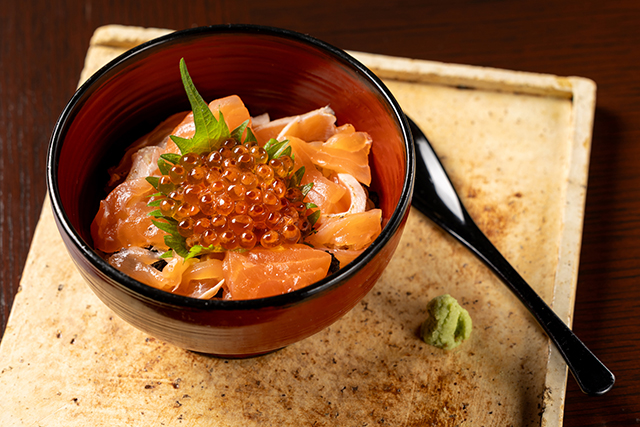 炙りサーモンと生イクラの小丼　640