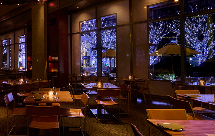 フィオレンティーナ クリスマスのイルミネーションが見える夜のダイニングルーム