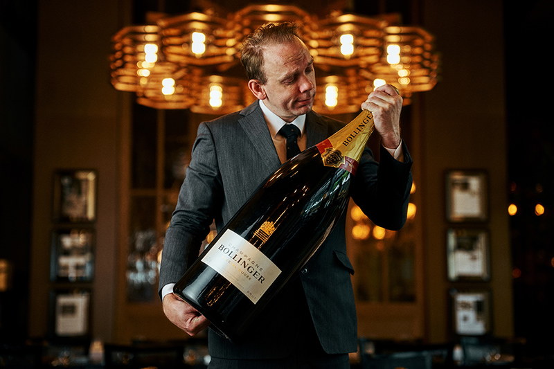 ボランジェ ネブカドネザル 巨大な15リットルのワインボトルを持つホテルソムリエ ステーキハウス オークドア グランド ハイアット 東京 PC