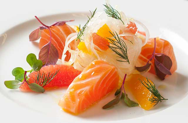自家製オーロラサーモンのスモーク シトラスとフェンネルのサラダ添え