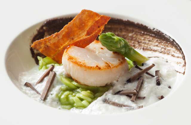 グリーンアスパラガス トリュフ カルナローリ米のリゾット 帆立貝のソテー パンチェッタフォーム