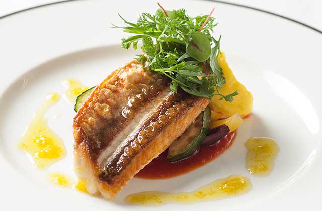 ホウボウのポワレ サフラン風味のポテトのピュレ ベネチアンハーブ レモンオイル