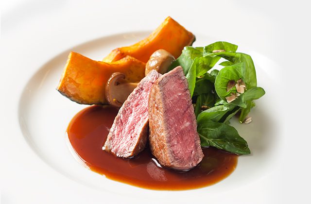 USビーフテンダーロインのロースト ポルチーニ茸のジュ 南瓜 ロケットのサラダ添え