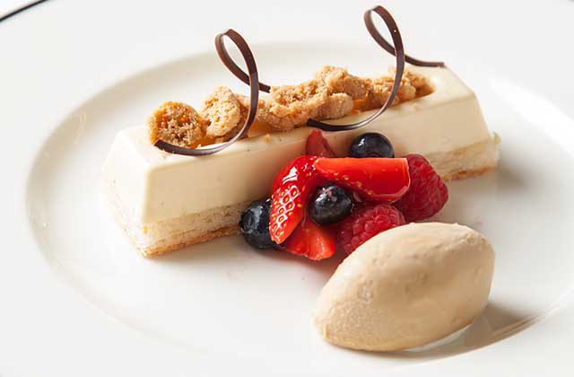 ウエディングケーキ アーモンドダコワーズとバニラムース クランブル キャラメルアイスクリーム ベリーマリネ