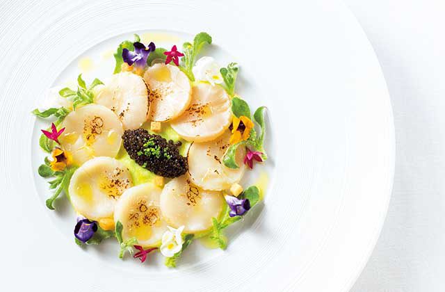 シュレンキキャビア 北海道産帆立貝 キャベツとジンジャーのエマルジョン アイスプラントのサラダ