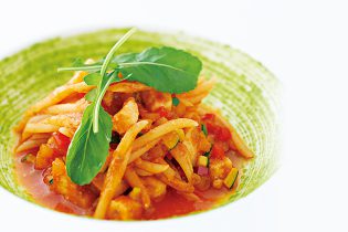 トロフィエパスタ カジキマグロと彩り野菜のラグーソース ルッコラのジェノベーゼ添え