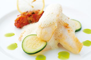 的鯛のソテー 北海道産帆立貝とズッキーニのティアン仕立て バジルとベルガモットのクリームソース