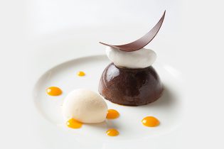 ウエディングケーキ アマレッティ風味のチョコレートプリン ”ボネ” アプリコットソース バニラアイスクリーム