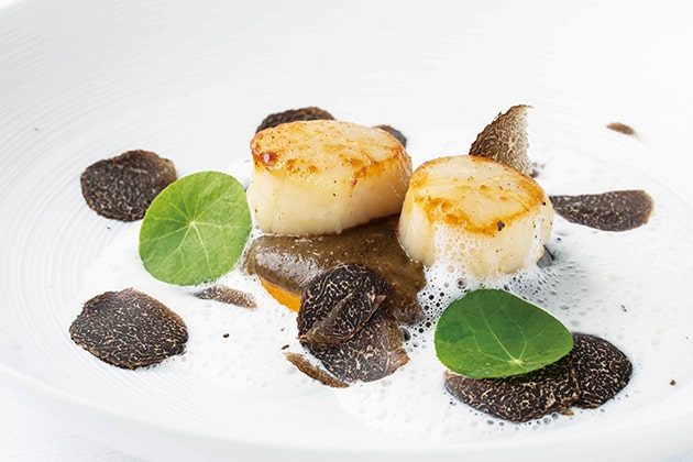 サステナブルな北海道産帆立貝のシアード 黒トリュフ 南瓜 グリュイエールチーズ