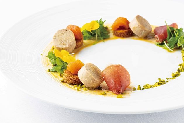 ウエディング お料理 ロマンス サステナブルなボストンロブスター ビスクフォーム レモンバーム カリフラワーのフラン オイスターリーフ2