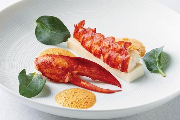 ウエディング お料理 ロマンス サステナブルなボストンロブスター ビスクフォーム レモンバーム カリフラワーのフラン オイスターリーフ