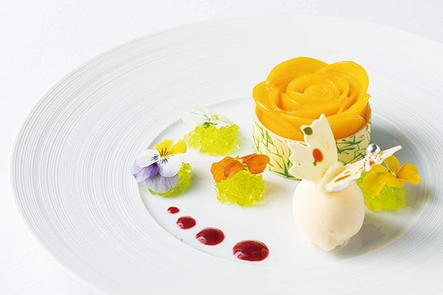 ウエディング お料理 ロマンス ウエディングケーキ マンゴーとココナッツのムース マンゴーの花飾り タヒチバニラアイスクリーム