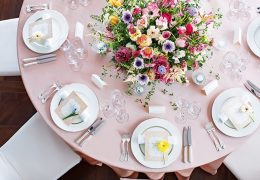 大人可愛いピンク色のテーブルコーディネート