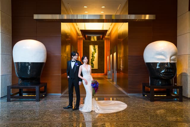 グランド ハイアット 東京のウエディング ホテルロビーに佇む新郎新婦 2025