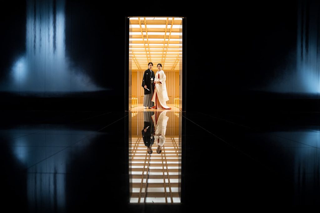 グランド ハイアット 東京の神殿にたたずむ新郎新婦 2025