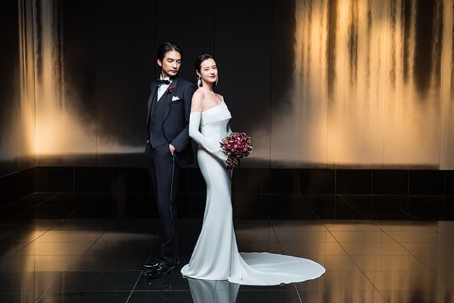 グランド ハイアット 東京　ウエディング 　ウォーターフォール前で佇む新郎新婦