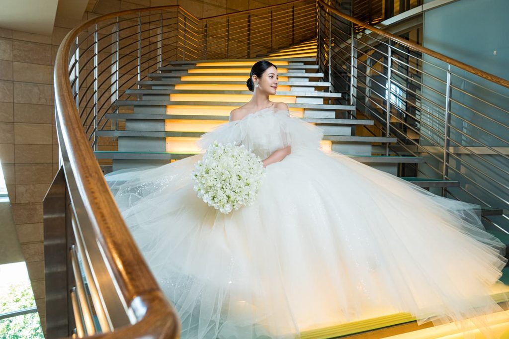 グランド ハイアット 東京 光の階段に佇む花嫁 2025