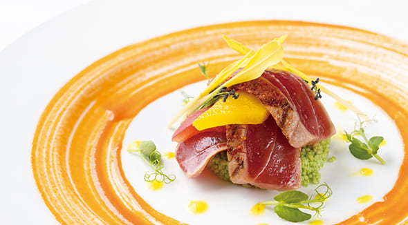 APPETIZER #A
マグロのミキュイ
イエローパプリカと燻製トマトのドレッシング
グリーンクスクス
ロックチャイプ