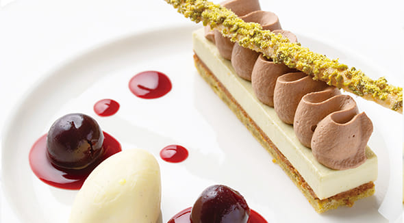 DESSERT #A
ウエディングケーキ
ピスタチオとチョコレートのムース
チェリーコンポート
バニラアイスクリーム