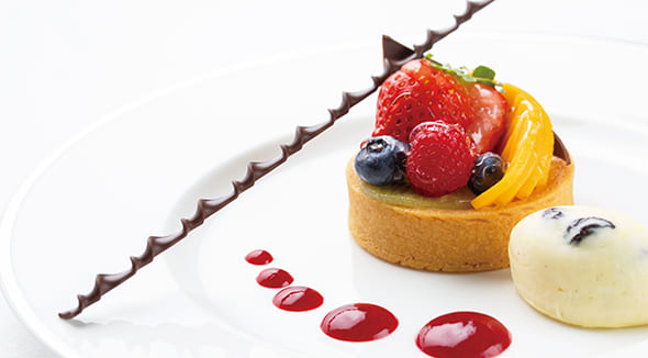 DESSERT #B
ウエディングケーキ
クレームブリュレのタルト
フルーツ飾り
ラムレーズンアイスクリーム