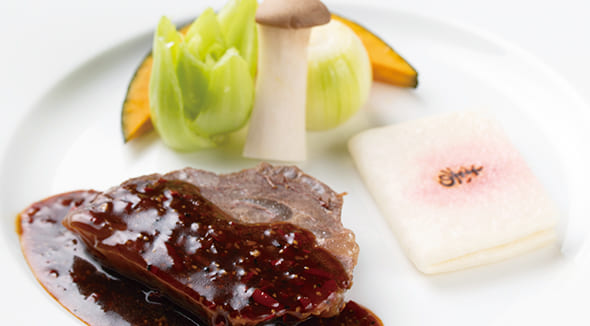 国産牛頬肉のやわらか煮　
ブラックペッパーソース
野菜の塩炒め　寿蒸し饅頭