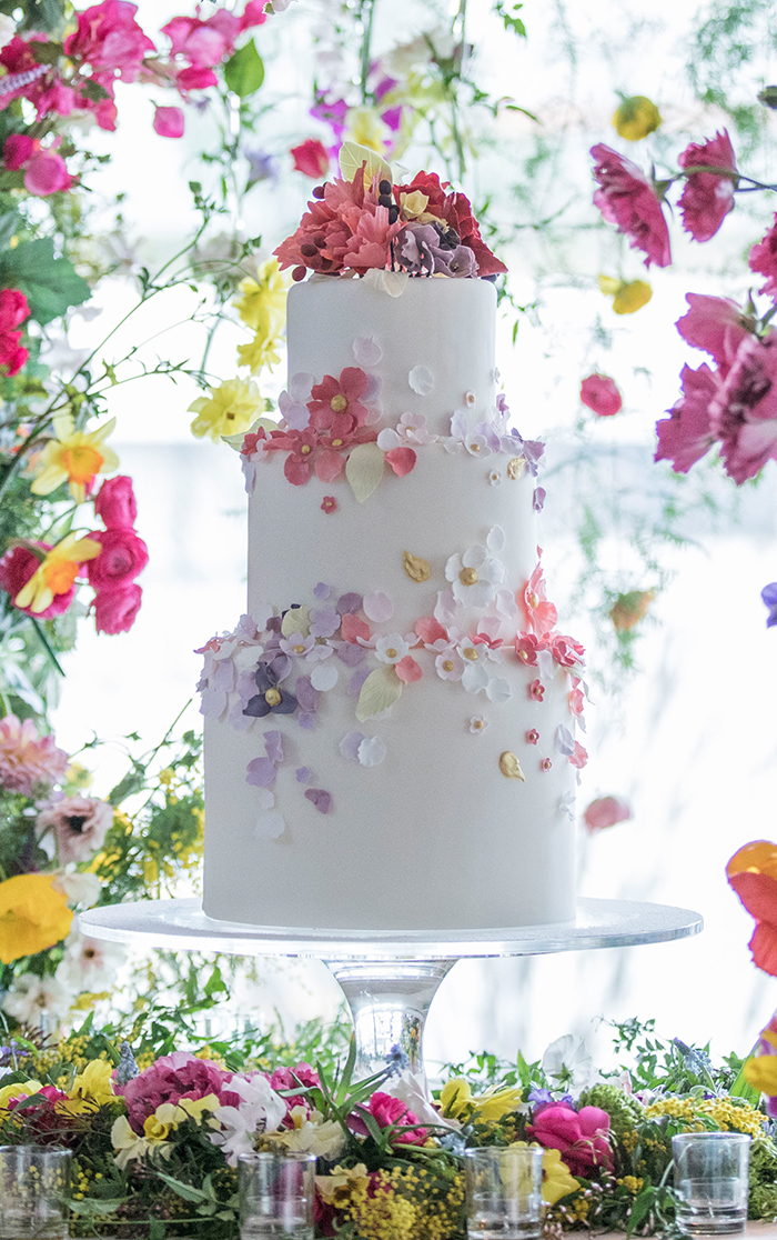 カラフルな装花で華やかなウエディングケーキ